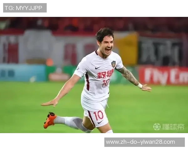 中国足球男球星抖音视频热议：训练生活幕后曝光与球场精彩瞬间回顾